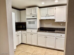 750 S Royal Crest Cir in Las Vegas, NV - Building Photo - Building Photo