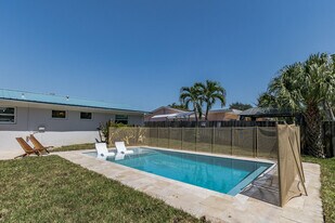 47 Ridgewood Cir in Jupiter, FL - Building Photo