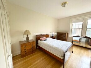 16 Alton Pl, Unit 2 in Brookline, MA - Foto de edificio - Building Photo