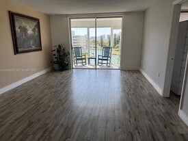 2851 Leonard Dr, Unit J505 in Aventura, FL - Building Photo