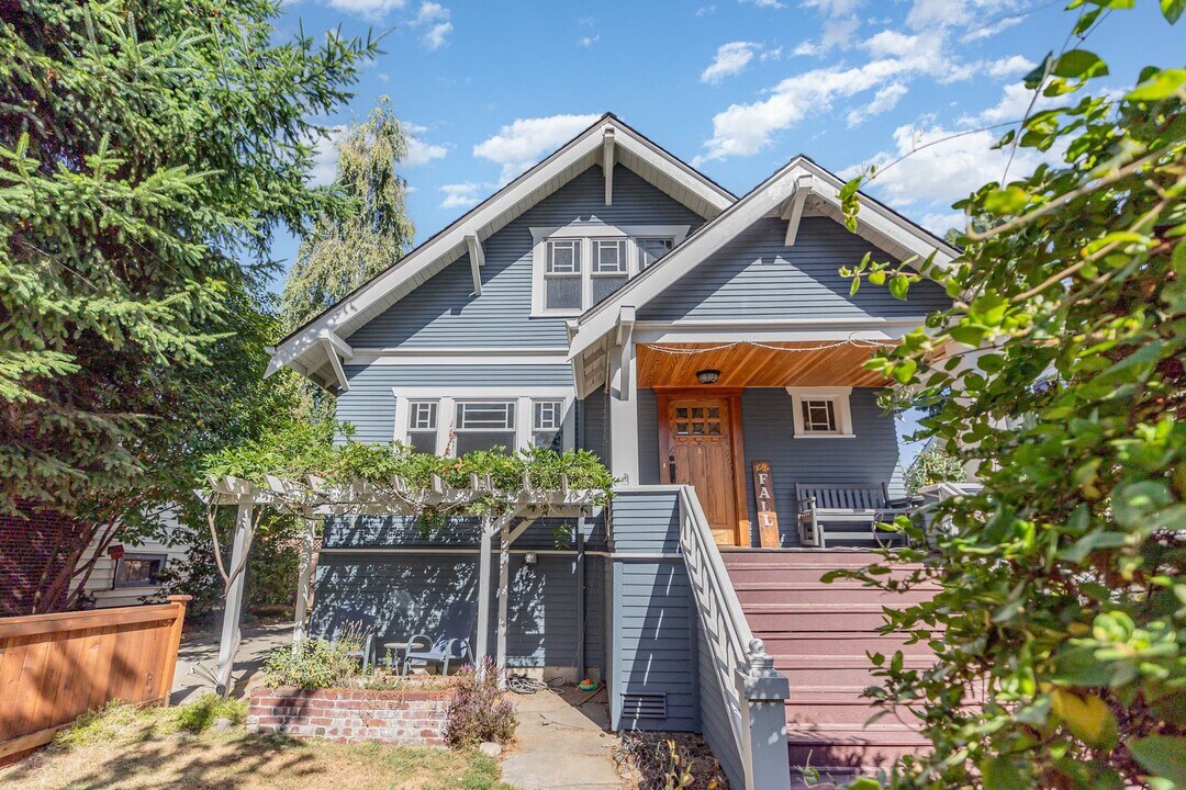 3026 NW 61st St in Seattle, WA - Building Photo