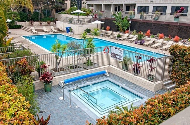 8503 Villa La Jolla Dr in San Diego, CA - Building Photo - Building Photo