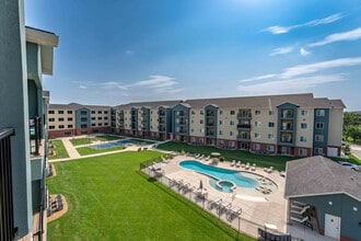 Crescent Falls in Joplin, MO - Foto de edificio - Building Photo