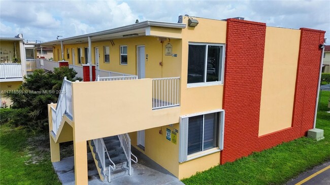 1255 W 49th Pl, Unit G201 in Hialeah, FL - Building Photo - Building Photo