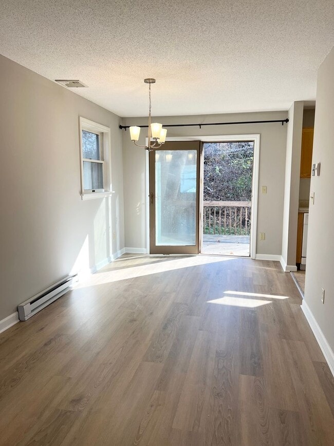 812 Lake Vista Dr in East Hampton, CT - Building Photo - Building Photo