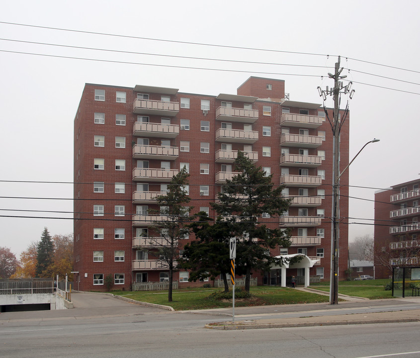 851 Queenston Rd in Hamilton, ON - Building Photo