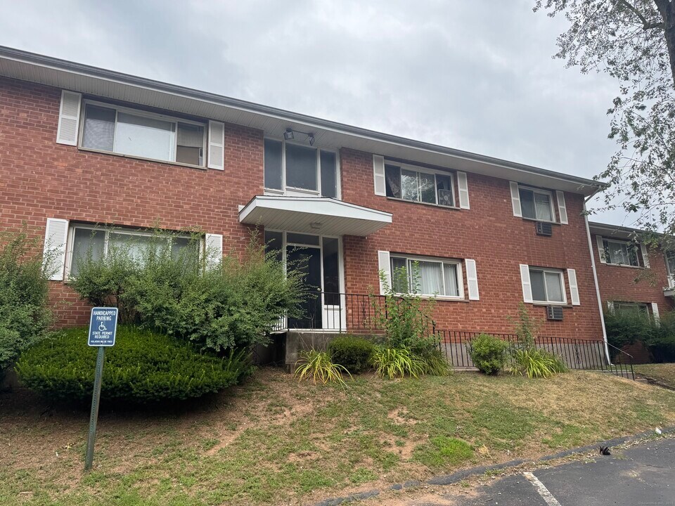 44 Racebrook Dr in East Hartford, CT - Building Photo
