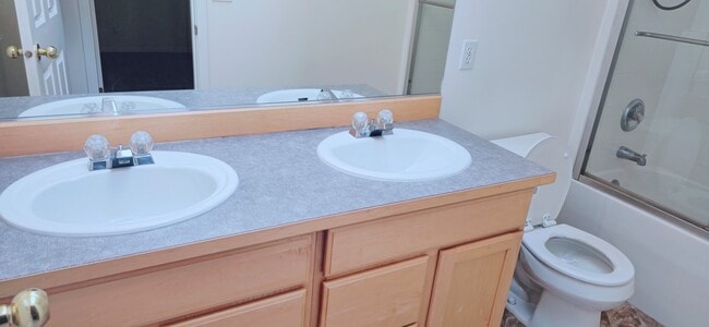 10824 NE 144th Ct in Kirkland, WA - Building Photo - Building Photo