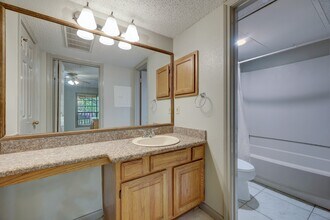 1311 Antoine Dr in Houston, TX - Foto de edificio - Building Photo