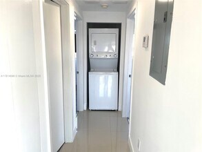 7700 Tatum Waterway Dr in Miami Beach, FL - Building Photo - Building Photo