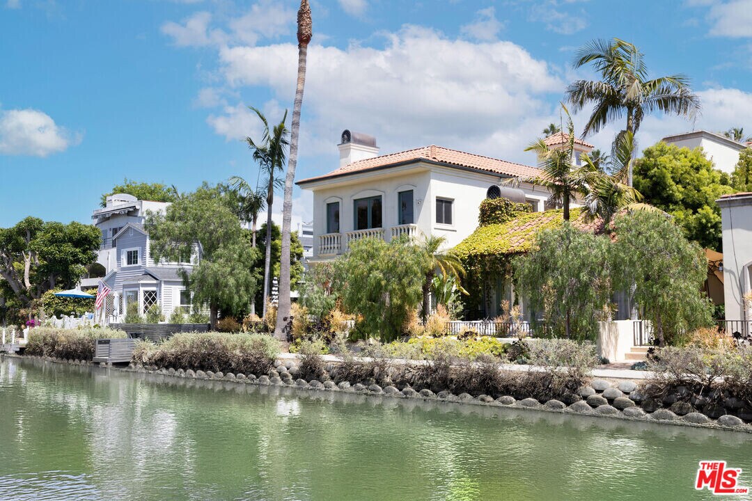420 Carroll Canal in Los Angeles, CA - Building Photo