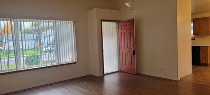 2210 SW Bridge St in Grants Pass, OR - Building Photo - Building Photo