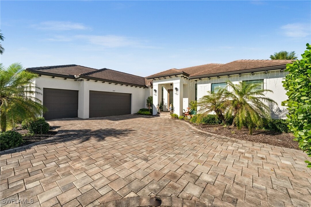 1009 N Waterway Dr in Ft. Myers, FL - Foto de edificio