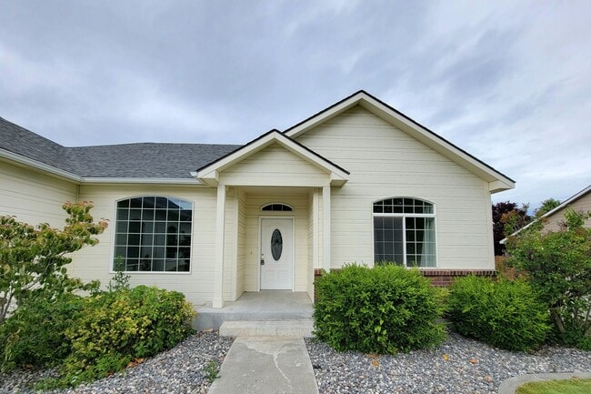 392 Oahu St in Richland, WA - Building Photo - Building Photo