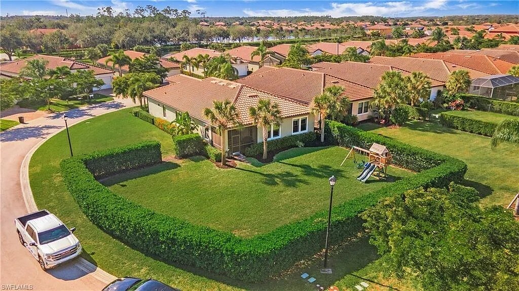 10629 Essex Square Blvd in Ft. Myers, FL - Building Photo