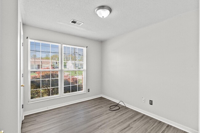 property at 1302 Williamsburg Dr