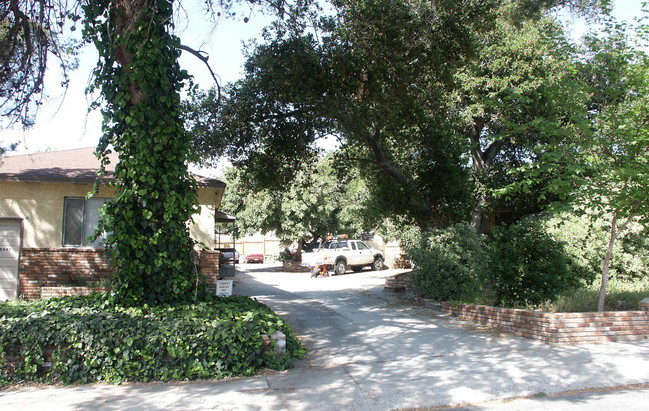 6939 Greeley St in Tujunga, CA - Foto de edificio - Building Photo