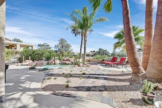 8161 Round Hills Cir in Las Vegas, NV - Building Photo - Building Photo