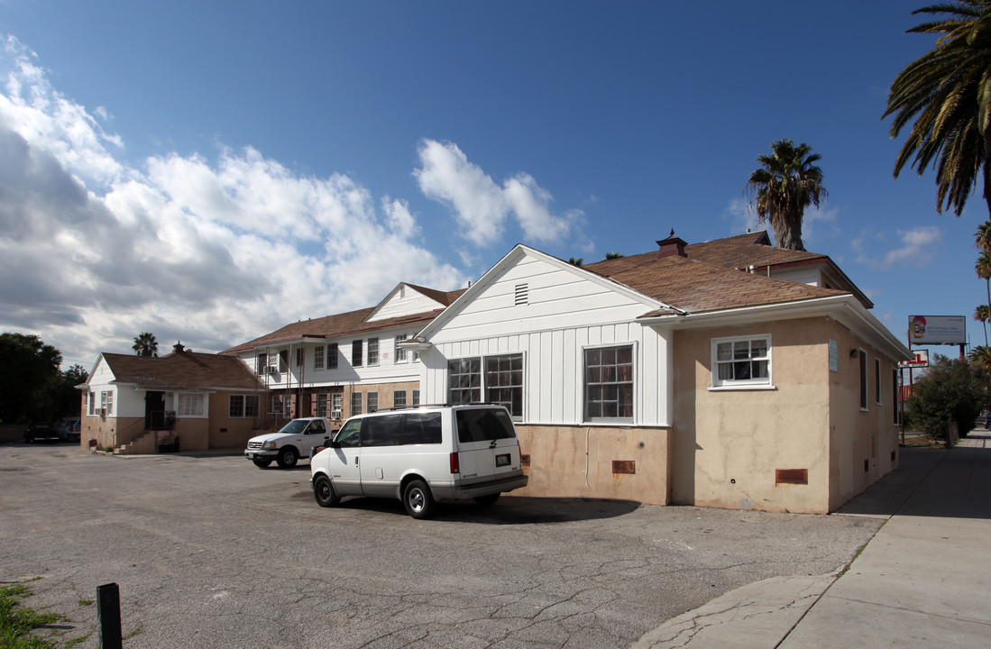 13025 San Fernando Rd in Sylmar, CA - Building Photo