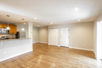 Waltham Overlook in Waltham, MA - Building Photo - Interior Photo