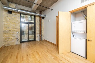 239 E Chicago St in Milwaukee, WI - Building Photo - Building Photo