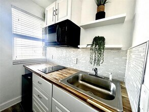 935 S Atlantic Ave in Daytona Beach, FL - Building Photo - Building Photo