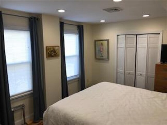 54 Montgomery St, Unit 1 in Cambridge, MA - Foto de edificio - Building Photo