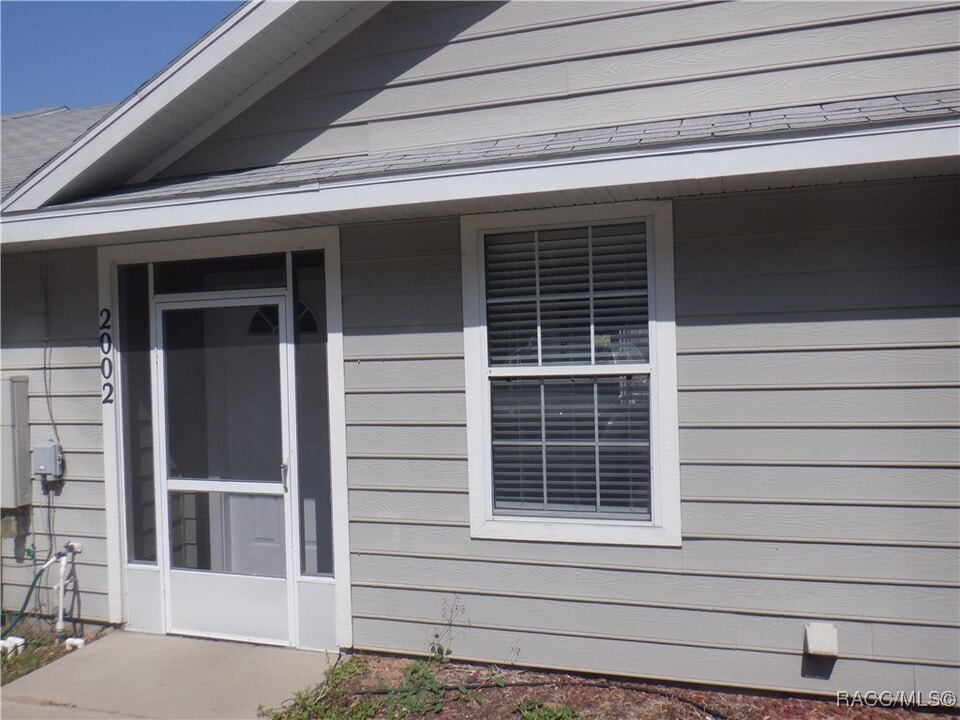 2002 Silverwood St in Inverness, FL - Foto de edificio