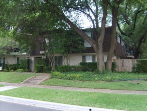 3911 Holland Ave in Dallas, TX - Building Photo - Other