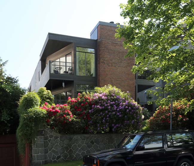 2478 Point Grey Rd in Vancouver, BC - Building Photo - Primary Photo