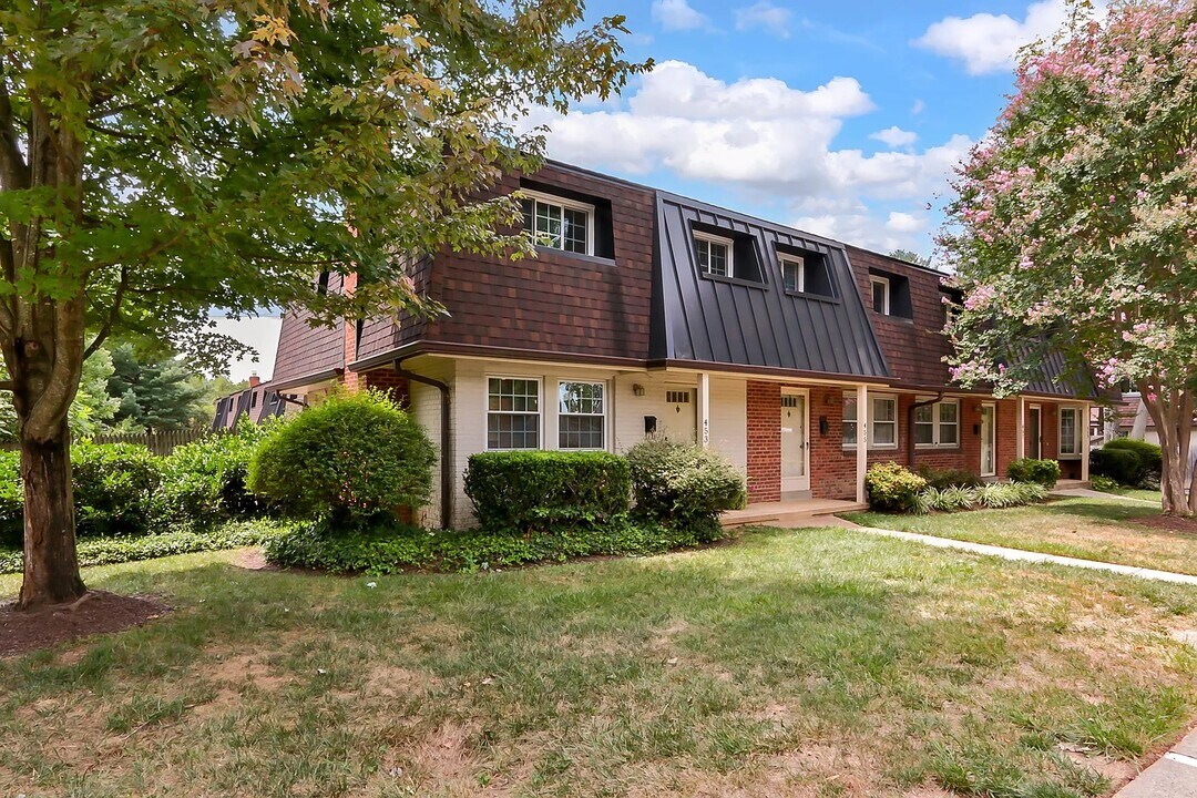 453 Hampton Ct in Falls Church, VA - Building Photo