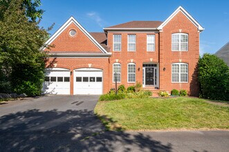 2410 Dakota Lakes Dr in Herndon, VA - Building Photo - Building Photo