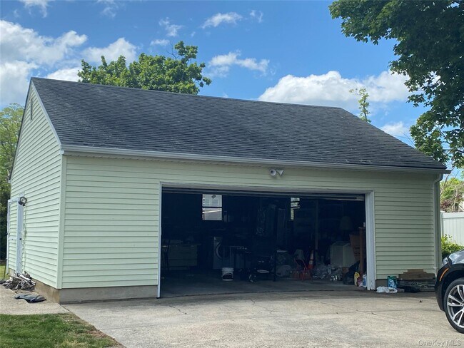 60 Schmeelk Pl in Copiague, NY - Building Photo - Building Photo