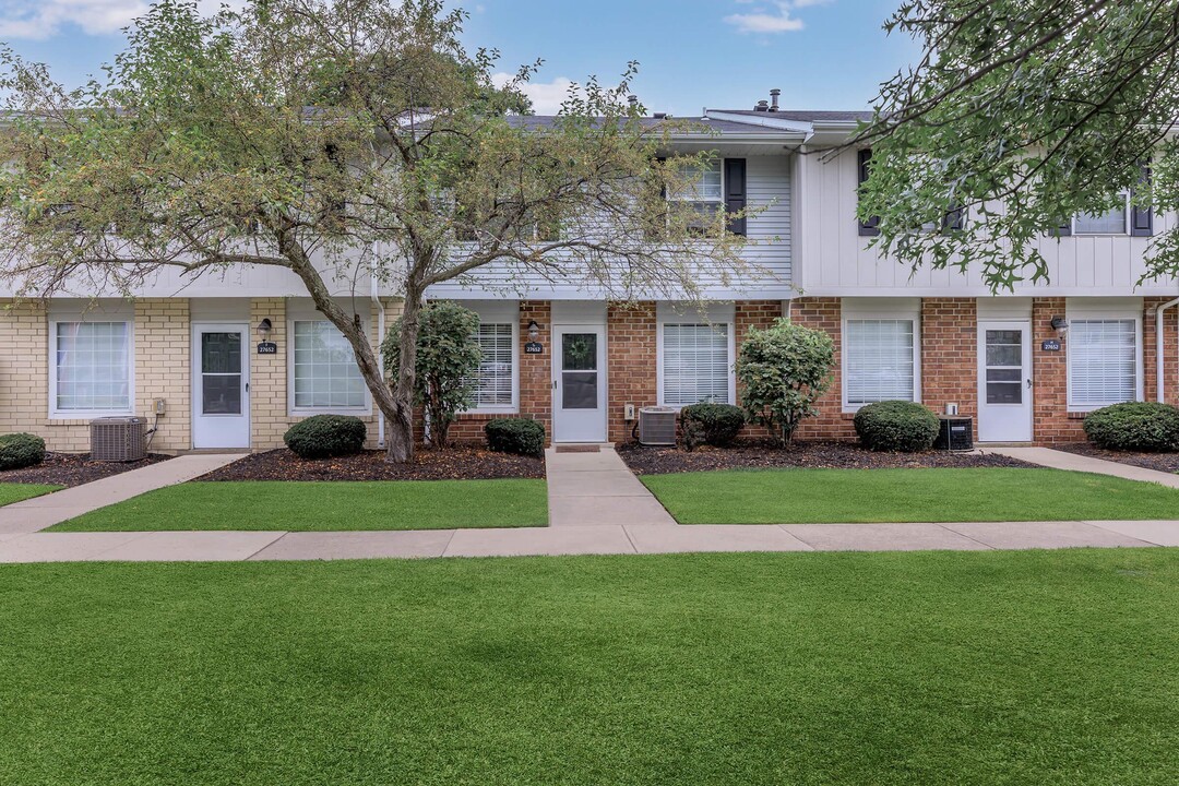 Westchester Townhomes in Westlake, OH - Foto de edificio