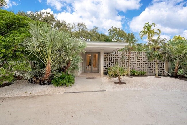 5305 SW 62nd Ave in Miami, FL - Building Photo - Building Photo