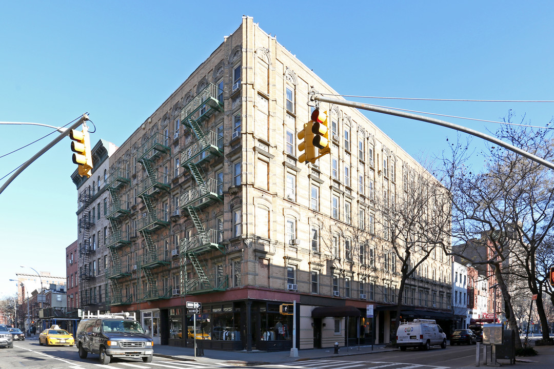 317-321 Bleecker St in New York, NY - Foto de edificio