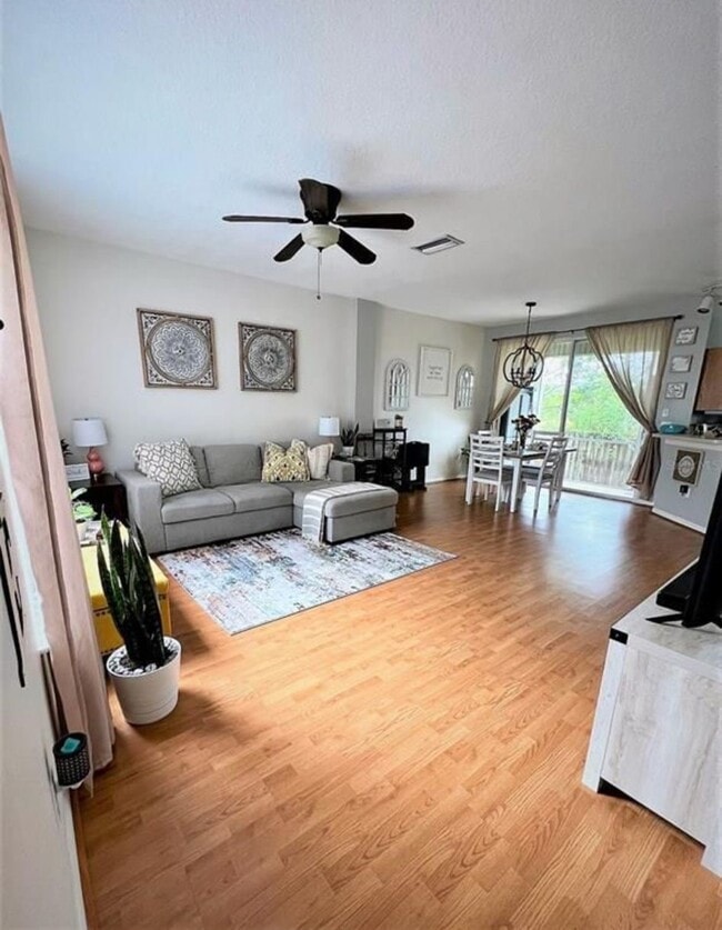 10946 Black Swan Ct in Seffner, FL - Foto de edificio - Building Photo