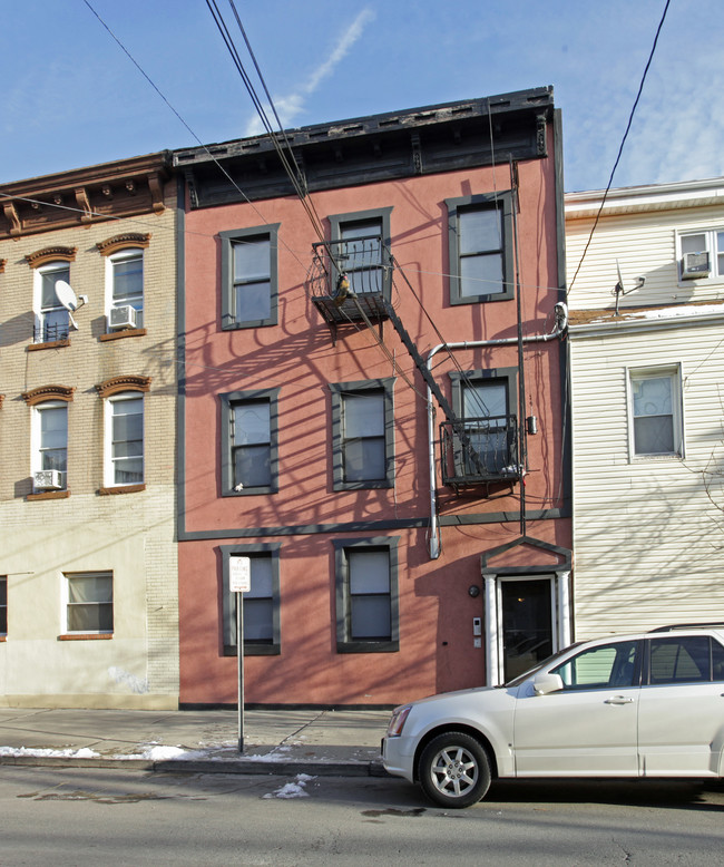 384 Palisade Ave in Jersey City, NJ - Foto de edificio - Building Photo