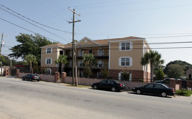 2105 Reynolds Ave in North Charleston, SC - Building Photo - Building Photo