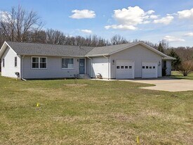 10575-10613 W Main St in Kalamazoo, MI - Building Photo
