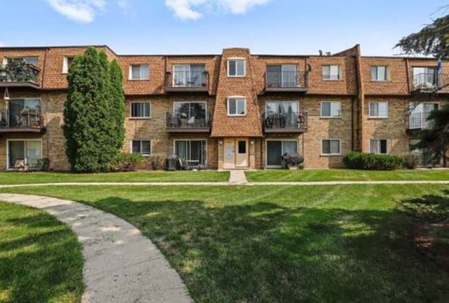 9380 Bay Colony Dr in Des Plaines, IL - Building Photo - Building Photo
