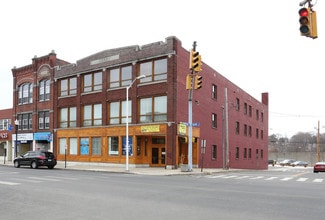 200 Main St in Ansonia, CT - Foto de edificio - Building Photo