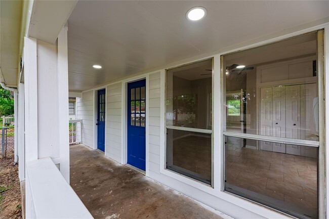 704 W Willis St in Alvin, TX - Building Photo - Building Photo