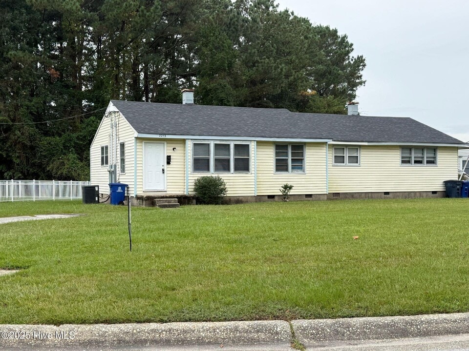 2253 Onslow Dr in Jacksonville, NC - Building Photo
