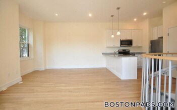 877 Beacon St in Boston, MA - Foto de edificio - Building Photo