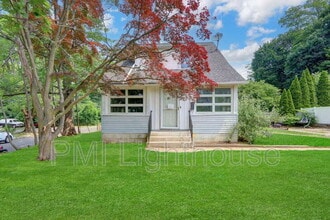 15 Canyon St in Huntington, NY - Building Photo - Building Photo