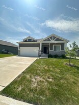 6824 Prairie Ln in Parkville, MO - Building Photo