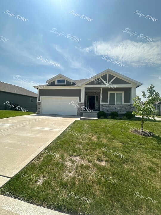 6824 Prairie Ln in Parkville, MO - Building Photo