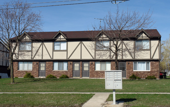 7514 Whitcomb St in Merrillville, IN - Foto de edificio - Building Photo