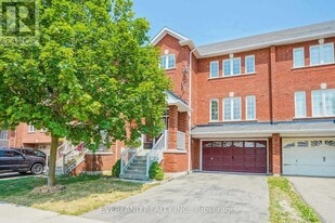 221 Knapton Dr in Newmarket, ON - Building Photo